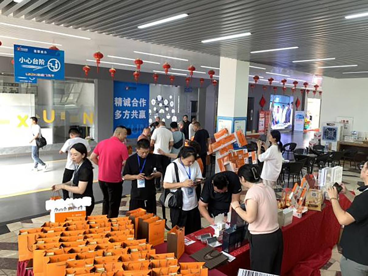 步履坚实 身心皆安，片仔癀国药堂亮相利讯百宝冬季新品订货会